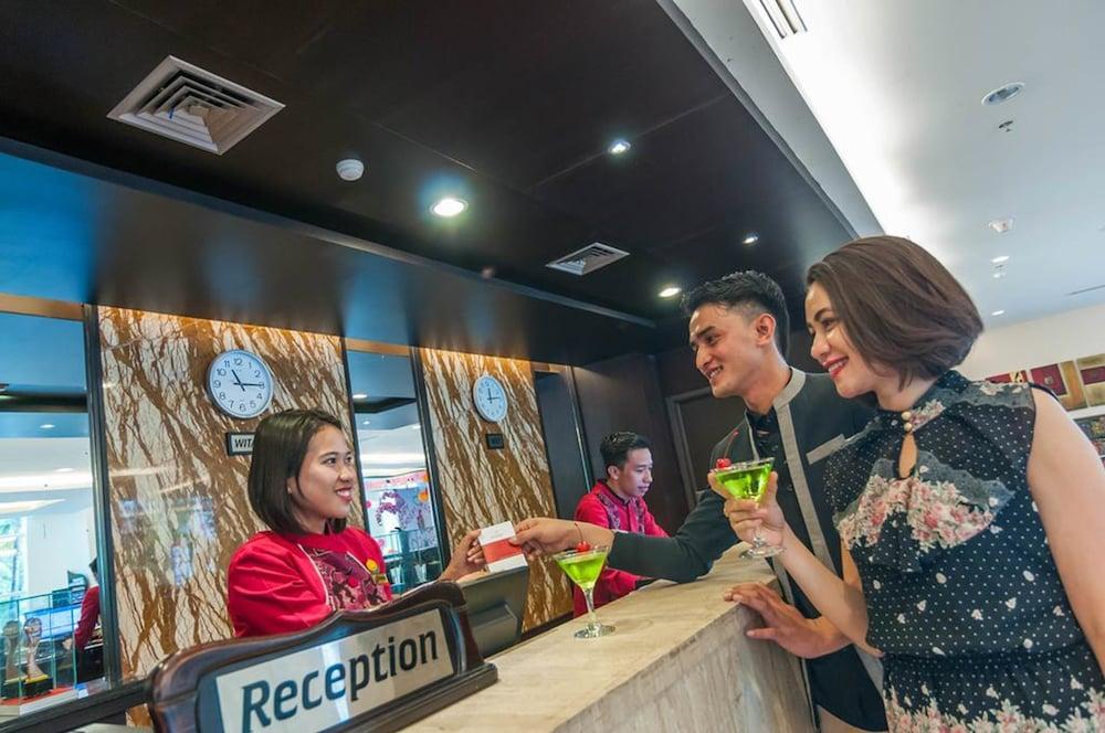 Claro Hotel Kendari Ngoại thất bức ảnh